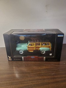1948 Ford Woody Signature Series with Real Wood Panel  118 scale Die Cast Metal