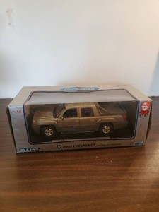 2002 Chevrolet Avalanche Welly 118 Scale Die Cast Metal