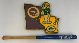 11 x 11 Greenbay Packers And Minnesota Vikings Plaque & Twins Mini Bat