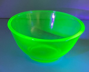Collectible 4 12 x 9 14 Uranium Glass Mixing Bowl (Glow Under UV Light)