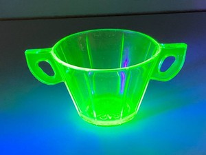 1930s Collectible Uranium Glass Open Sugar Bowl Ribbed Sides (Glow Under UV Light) 2 34 x 5 34