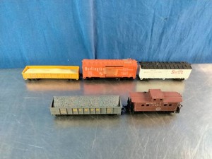 Five vintage O or O-27 gauge model railroad freight cars