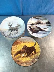 Collector plates created by wildlife artist Les Kouba and produced by Royal Ann Fine China
