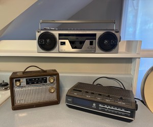 UM - Vintage Radios and Alarm Clock