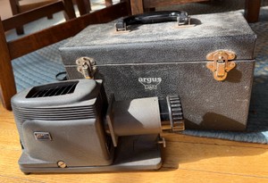Argus 200 35mm Slide Projector with Original Textured Carrying Case
