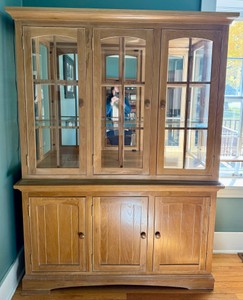 LR-Antique Style Solid Oak lighted China Cabinet & Hutch