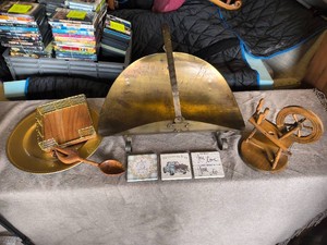 Brass log wood holder - Decorative wooden spinning wheel - wooden decorative spoon - napkin holder - hard plastic gold painted plate - ceramic coasters - Lot of 8