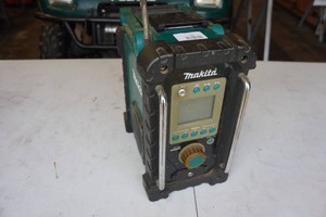Makita Cordless AMFM Job Site Radio