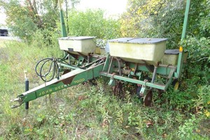 John Deere 7000 Tow-Behind 4-Row Planter - 12 Wide