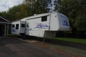 2006 Keystone Montana 34 Foot 5th Wheel Travel Trailer - 4 Slide Outs - Tons of Space