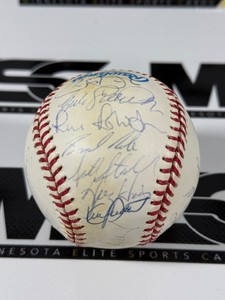 Kirby Puckett Autographed 1995 Minnesota Twins Team Signed Baseball - 31 AUTOGRAPHS