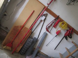 Assorted hand tools, hedge trimmer and wire fencing