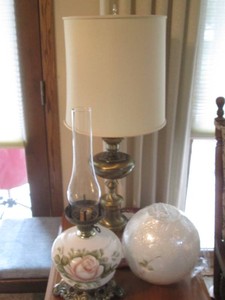 Vintage Gone with the Wind painted dual bubble hurricane lamp with bonus lamp, complete but cracked