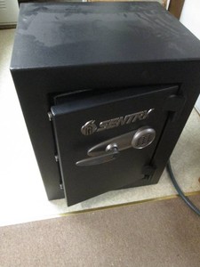 Sentry electronic combination safe in excellent condition, reprogrammable combination included