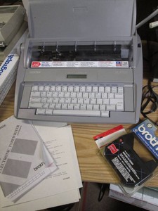 Brother electric typewriter with a cessories
