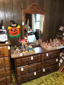 Dresser with mirror matches lot 307
