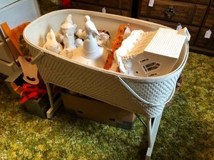 Bassinet with ceramic molds for painting