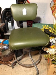 Swivel adjustable shop chair
