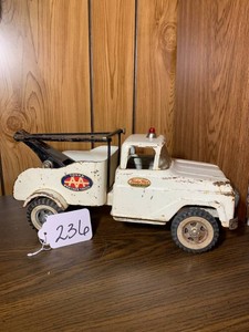 Tonka Toy wrecker truck, one wheel not matching