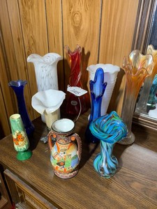Table top lamp and vases