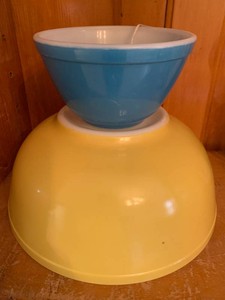 Pyrex bowls (2)