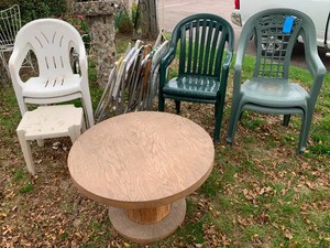 Plastic stackable chairs, metal lawn chairs, round table