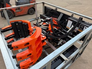 FIVE-CLAW ROCK AND TREE TRANSPORTING MACHINE