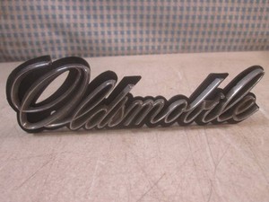 (F-0) Vintage 1971-1972 Oldsmobile Cutlass Script Grille Emblem #408950