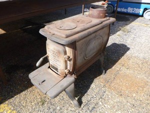 Vintage Republic Boxwood Mini Cast-Iron Wood Stove