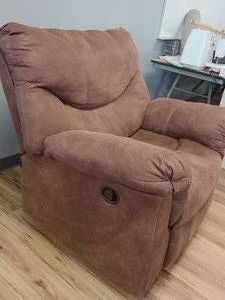 BROWN OVERSIZED RECLINING CHAIR LAZY BOY