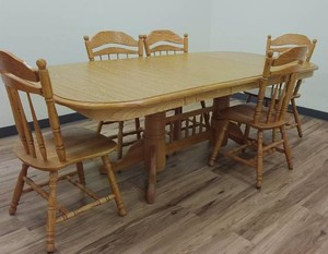 DINING ROOM TABLE AND 5 OAK CHAIRS