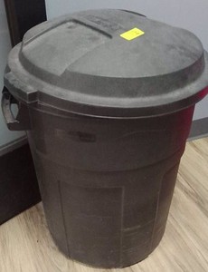 20 GAL ROUGHNECK GARBAGE CAN 12 FULL OF SALT