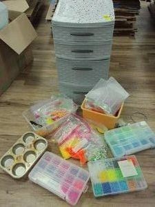 CUTE PLASTIC STORAGE BIN WITH LOTS OF BEADING ART PROJECT STUFF