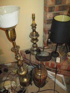 Lot of (4) assorted style vintage desk lamps plus (1) freestanding floor lamp approx 41in tall