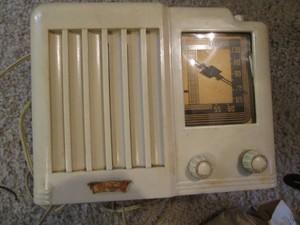Vintage white plastic desktop transistor radio