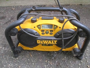 Dewalt cordlesselectric portable jobsite radio