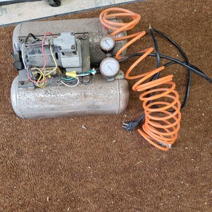 Dual Tank Air Compressor - Rust and dust - Tested and Works