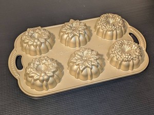 Nordic Ware Holiday Wreathlettes 6-Cavity Bundt Cake Pan USA