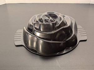 13in Rose Shaped Cake Pan Nonstick Fluted Baking Mold Black