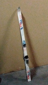 skis