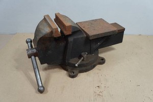 Swivel Mount Bench Vise