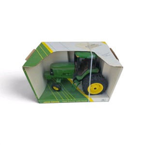 116 scale Ertl John Deere 7800 Tractor with MFWD (Mechanical Front Wheel Drive) and Duals Collector Edition in its original box.