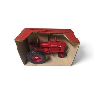 New in Box Valued at $75 Vintage 116 scale International Harvester (IH) Farmall H Narrow Front Tractor collector model
