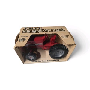 Vintage 116 scale ERTL International Row Crop Tractor (Item #415) in its original box.