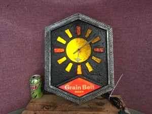 Vintage GRAIN BELT Beer - Light Up Clock - 13 12 x 18 x 3 12