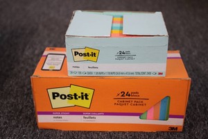 2 packs of postit notes