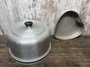 Cake carrier and cake pan