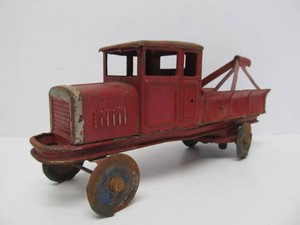 Antique 1920's era Pressed Steel KINGSBURY Motor-Driven Toy Tow Truck