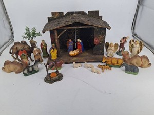 Nativity Scene Stable With Religious Figures & Animals