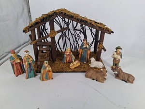 Nativity Scene With Stable, Holy Family & 10 Figures